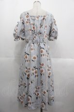 画像2: axes femme POETIQUE / フラワーストライプワンピース  サックス I-25-10-24-105-AX-OP-SA-ZH (2)