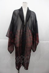 axes femme kawaii / 彼岸花柄シアー着物風羽織  黒Ｘ赤Ｘ白 I-25-11-07-061-AX-TO-SA-ZI