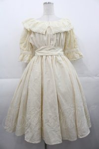 Sheglit / フラワーブーケのレースワンピース  生成り I-25-11-07-070-EL-OP-SA-ZI