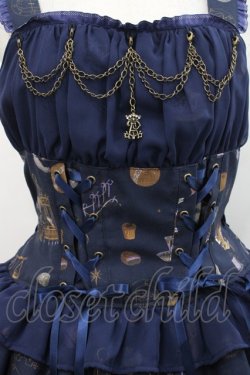 画像3: ALICE and the PIRATES / 魔女と悪魔の西洋菓子店〜ソロモンの小さな鍵と秘密のレシピ〜柄ジャンパースカートI  ネイビー I-25-11-12-036-PA-OP-SA-ZI