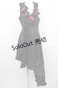 h.naoto Blood / クロス刺繍変形ロングベスト  黒ｘ赤 I-25-11-15-065-HN-TO-SA-ZI