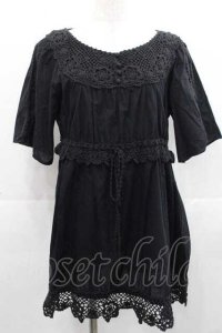 INGEBORG / 編み薔薇レース半袖チュニック  黒 I-25-11-15-019-LO-BL-SA-ZI