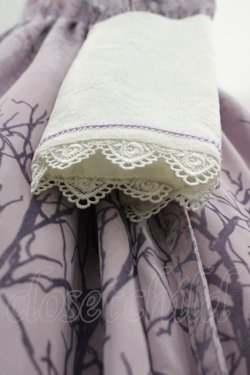 画像4: ALICE and the PIRATES / 薔薇の葬列〜宵闇に咲くアリア〜柄ワンピース  ラベンダー I-25-12-18-064-PA-OP-SA-ZI