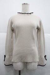 an another angelus / 配色袖口リボンニットプルオーバー  オフホワイト I-25-12-18-019-CA-TO-SA-ZI