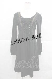 Ozz oneste / フロント編み上げサイド刺繍長袖ワンピース  黒 I-25-12-24-089-OO-OP-SA-ZI