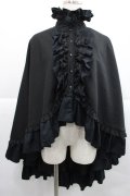 MARBLE / ヴァンパイアタイ付き立ち襟フリルマント  黒 I-25-12-27-075-GO-JA-SA-ZI