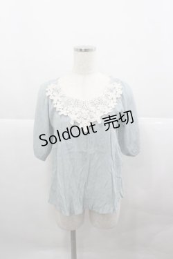 画像1: axes femme / お花モチーフ付きトップス  サックスＸ白 I-25-12-27-017-AX-TO-SA-ZI