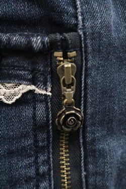 画像4: axes femme / 薔薇チャーム付デニムパギンス  青デニム I-25-12-27-117-AX-PA-SA-ZI