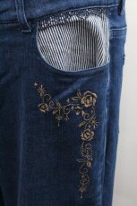 画像4: axes femme / ストライプ使い薔薇刺繍デニムパンツ  青 I-25-12-27-120-AX-PA-SA-ZI (4)