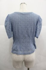 画像2: axes femme / ショート丈タック入レースプルオーバー  サックス I-25-12-29-064-AX-TO-SA-ZT563 (2)