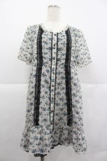 画像1: axes femme / 小花×ドットフロッキーワンピース  白Ｘ青Ｘ黒 I-25-12-29-076-AX-OP-SA-ZT565 (1)