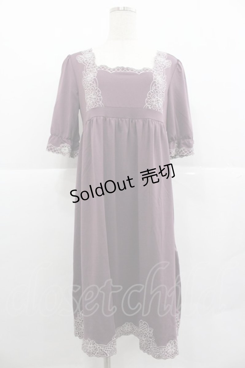 画像1: axes femme / フラワー刺繍半袖ワンピース  パープルＸ白 I-25-12-29-080-AX-OP-SA-ZT565 (1)