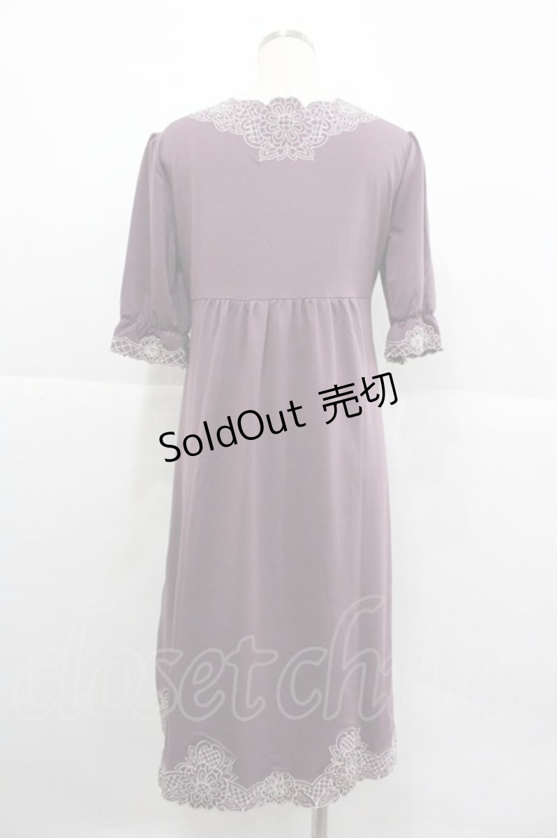 画像2: axes femme / フラワー刺繍半袖ワンピース  パープルＸ白 I-25-12-29-080-AX-OP-SA-ZT565 (2)