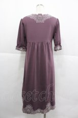 画像2: axes femme / フラワー刺繍半袖ワンピース  パープルＸ白 I-25-12-29-080-AX-OP-SA-ZT565 (2)