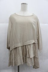 axes femme / 裾フリルトップス  アイボリー I-25-12-29-040-AX-TO-SA-ZI