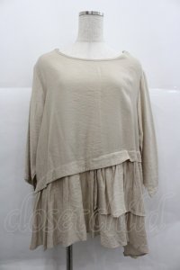 axes femme / 裾フリルトップス  アイボリー I-25-12-29-040-AX-TO-SA-ZI