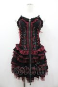 OZZ ANGELO / 薔薇刺繍サイド編み上げコルセットキャミワンピース  黒Ｘ赤 I-26-01-06-074-OO-OP-SA-ZI