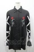 LISTEN FLAVOR / 薔薇とナイフ袖リボンシャツ  黒Ｘ白Ｘ赤 I-26-01-08-045-PU-BL-SA-ZI