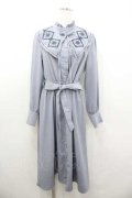 axes femme / 刺繍襟ワンピース  サックス I-26-01-10-092-AX-OP-SA-ZI