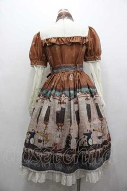 画像4: ALICE and the PIRATES / Fleeting moments〜月下の不思議な珈琲店〜柄ワンピース  キャラメル I-26-01-15-050-PA-OP-SA-ZI