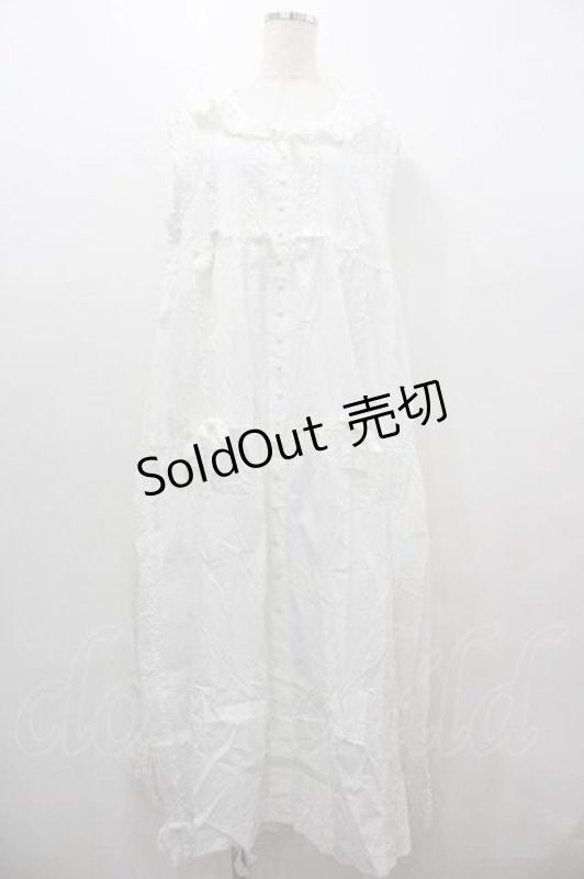 画像1: WONDERFUL WORLD / 縦ピンタック&ピコフリルノースリーブワンピース  ホワイト I-26-01-15-061-LO-OP-SA-ZI (1)