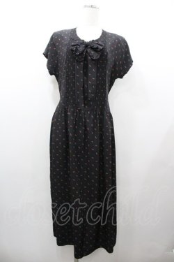 画像1: PINK HOUSE / 小花カーネーション総柄半袖ワンピース  黒Ｘ赤 I-26-01-18-057-LO-OP-SA-ZI