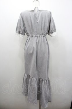 画像2: axes femme POETIQUE / リボンカラーマーメイドワンピース  グレーＸ白 I-26-01-24-056-AX-OP-SA-ZI