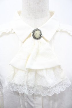 画像3: axes femme / カメオ×ジャボブローチ付ブラウス  生成り I-26-02-01-090-AX-BL-SA-ZI