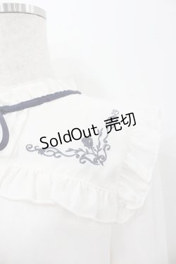 画像2: axes femme POETIQUE / ローズ刺繍レースアップブラウス  白Ｘ紺 I-26-02-08-006-AX-BL-SA-ZI