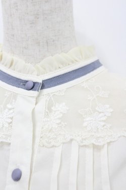 画像2: axes femme / フロントレースハイネックブラウス  生成りＸ青 I-26-02-08-007-AX-BL-SA-ZI