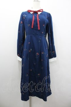 画像1: axes femme / 苺総刺繍ワンピース  紺 I-26-02-08-068-AX-OP-SA-ZI