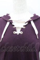 画像2: axes femme / フロント編み上げサテンプリーツ切替フードワンピース  ボルドーＸピンク I-26-02-08-074-AX-OP-SA-ZI (2)