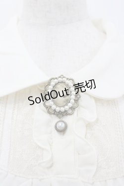 画像2: axes femme / ブローチ付きブラウス風プルオーバー  アイボリー I-26-02-08-011-AX-TO-SA-ZI