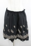 axes femme / バラ刺繍入りスカート  黒Ｘアイボリー I-26-02-08-114-AX-SK-SA-ZI