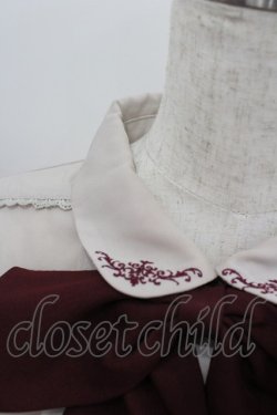 画像2: axes femme / ローズカメオ風刺繍リボンブラウス  ベージュＸボルドー I-26-02-08-020-AX-BL-SA-ZI