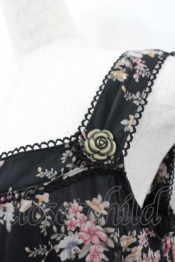 画像2: axes femme / フラワーブーケシフォンプリントジャンパースカート  黒Ｘピンク I-26-02-11-097-AX-OP-SA-ZI