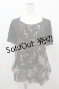 axes femme / ローズブーケプリントシフォン切り替え半袖カットソー  黒 I-26-02-11-011-AX-TO-SA-ZI