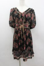 画像1: axes femme / 薔薇ブーケプリントウエストベルトデザインワンピース  黒ＸピンクＸブラウン I-26-02-11-124-AX-OP-SA-ZI (1)