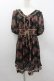 画像1: axes femme / 薔薇ブーケプリントウエストベルトデザインワンピース  黒ＸピンクＸブラウン I-26-02-11-124-AX-OP-SA-ZI (1)