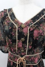 画像2: axes femme / 薔薇ブーケプリントウエストベルトデザインワンピース  黒ＸピンクＸブラウン I-26-02-11-124-AX-OP-SA-ZI (2)