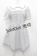Amavel / リボン付きフリルセーラーカラー半袖ワンピース  グレーＸ白 I-26-02-13-077-CA-OP-SA-ZI