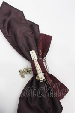 画像2: ALICE and the PIRATES / 魔女と悪魔の西洋菓子店〜ソロモンの小さな鍵と秘密のレシピ〜柄リボンクリップ  ボルドー I-26-02-13-123-PA-AC-SA-ZI