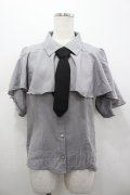 axes femme POETIQUE / タイ付ラッフルフリル半袖ブラウス  グレー I-26-02-15-003-AX-BL-HR-ZI