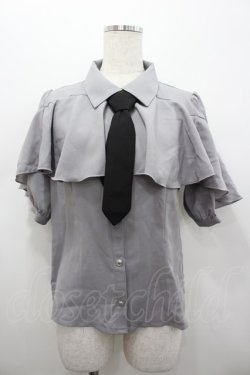 画像1: axes femme POETIQUE / タイ付ラッフルフリル半袖ブラウス  グレー I-26-02-15-003-AX-BL-HR-ZI