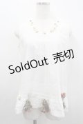 WONDERFUL WORLD / 苺編みぐるみ付きノースリーブブラウス  ホワイト I-26-02-18-008-LO-TO-SA-ZI