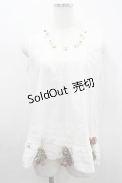 画像1: WONDERFUL WORLD / 苺編みぐるみ付きノースリーブブラウス  ホワイト I-26-02-18-008-LO-TO-SA-ZI