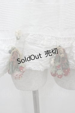 画像2: WONDERFUL WORLD / 苺編みぐるみ付きノースリーブブラウス  ホワイト I-26-02-18-008-LO-TO-SA-ZI