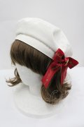 Amavel / ロゴリボンブローチ付きベレー帽  アイボリーｘ赤 I-26-02-25-102-CA-AC-SA-ZI