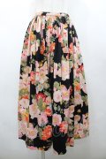 INGEBORG / フラワーブーケプリントスカート  黒ＸピンクＸ赤 I-26-02-28-115-LO-SK-SA-ZI