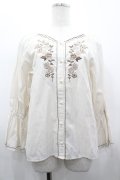 axes femme / 刺繍使いボリューム袖ブラウス  アイボリーＸ白 I-26-02-28-018-AX-BL-SA-ZI